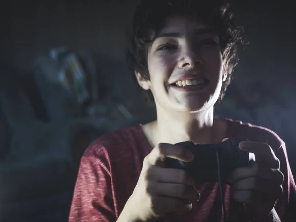 Jovem Viciado Jogo Adolescente Jogando Quarto Noite Mostrar Emoções Loucas — Fotografia de Stock