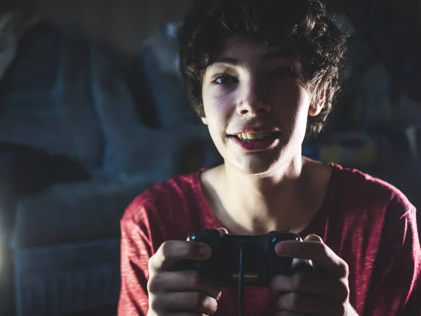 Jovem Viciado Jogo Adolescente Jogando Quarto Noite Mostrar Emoções Loucas — Fotografia de Stock