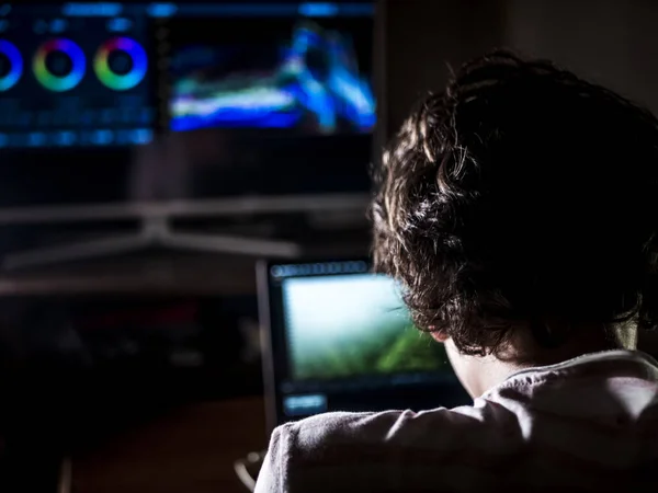 Visão Traseira Jovem Estúdio Escuro Vídeo Classificação Cores Com Laptop — Fotografia de Stock