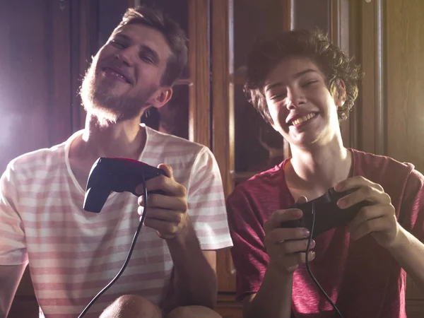 Dois Caras Jogar Vídeo Game Casa Quarto Noite Mostrar Emoções — Fotografia de Stock