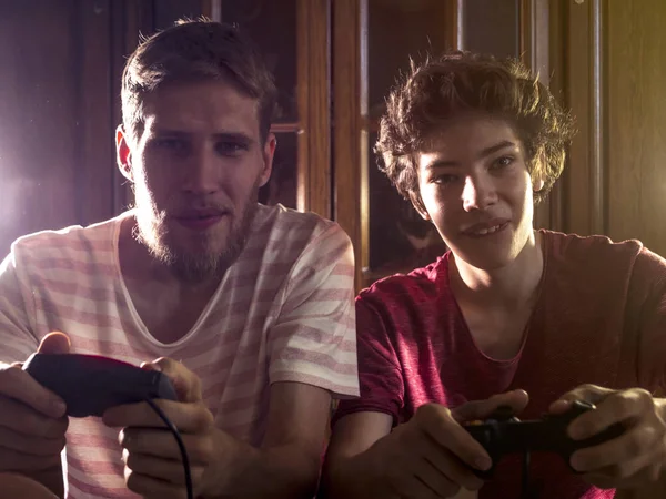 Dois Adolescentes Sexo Masculino Sentir Emoções Felizes Enquanto Ganhar Jogo — Fotografia de Stock