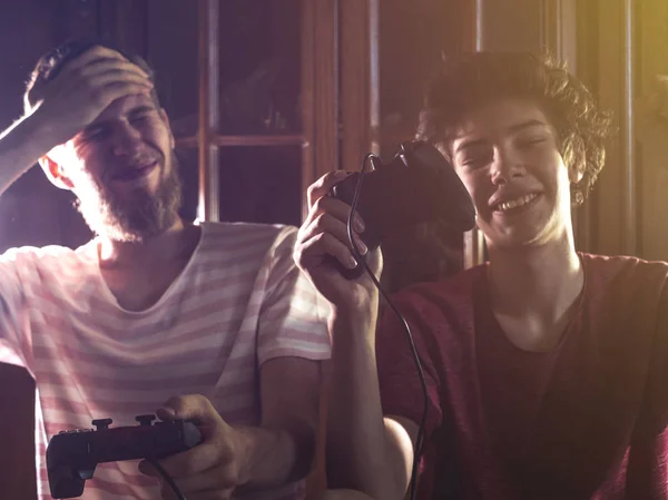 Два Молодых Человека Играют Видеоигры Джойстиками Один Выигрывает Другой Теряет — стоковое фото