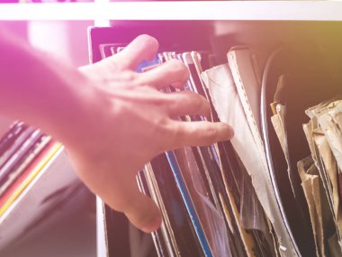 sandık kazma koleksiyonu, müzik vinil Tutanak ev raf parlak malzeme çekme kişi el tonda