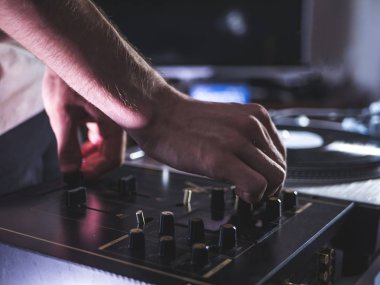 dj el oyun müzik pikap kayıt kurulum evde kadar parti tomed vintage bir görünüm kapatın