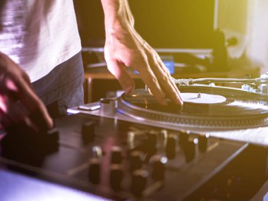 dj el oyun müzik pikap kayıt kurulum evde kadar parti tomed vintage bir görünüm kapatın