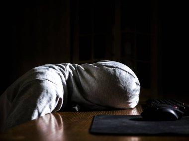 bilgisayar önünde masada gece yalan uyuyan başlıklı soyut anonim kişi