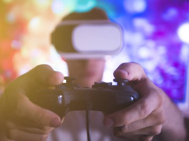 sanal gerçeklik gözlükleri ve gamepad oyun çubuğu play video oyunları holding ile mutlu genç adam portresi
