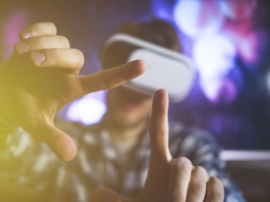 Kareli gömlek el jestleri sanal göz gözlük kavramı Genç sakallı adam portresi kapatın