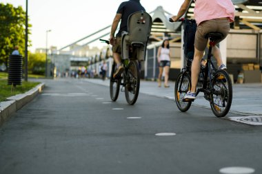 evli ve koca yaz sezonunda Avrupa sokak bisiklet sürme