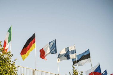 mavi gökyüzüne karşı farklı ülkelerin çok ülke bayrakları