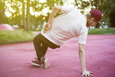 sokak dansçısı hipster dansçı hareket günbatımı break dans sırasında şehirde