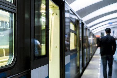 insanlar ve kapanış kapı kalabalık ile soyut modern Metro İstasyonu 