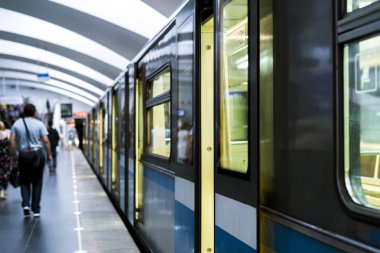 insanlar ve kapanış kapı kalabalık ile soyut modern Metro İstasyonu 