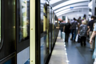 insanlar ve kapanış kapı kalabalık ile soyut modern Metro İstasyonu 