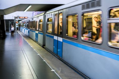 yolcu modern Metro Tren İstasyonu hareket hızlı bir çalışan bulanıklık