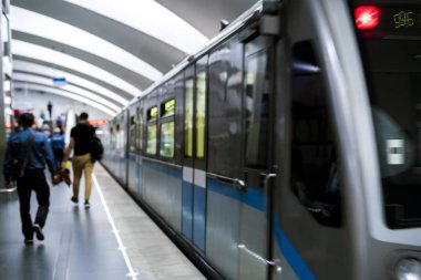yolcu modern Metro Tren İstasyonu hareket hızlı bir çalışan bulanıklık