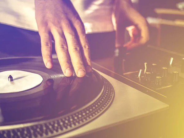 Cerrar Aspecto Vintage Tocando Música Disco Vinilo Fiesta —  Fotos de Stock