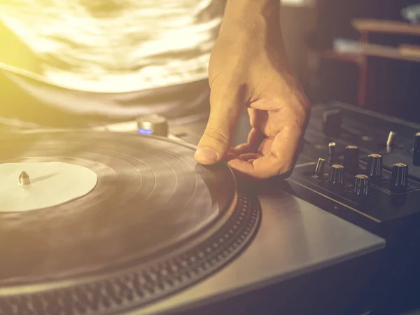 Cerrar Aspecto Vintage Tocando Música Disco Vinilo Fiesta —  Fotos de Stock