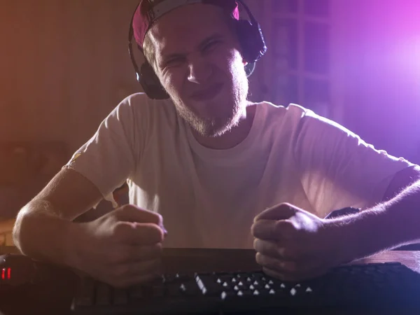 Portrait Young Bearded Male Gamer Playing Video Game Night Going — Stock Photo, Image