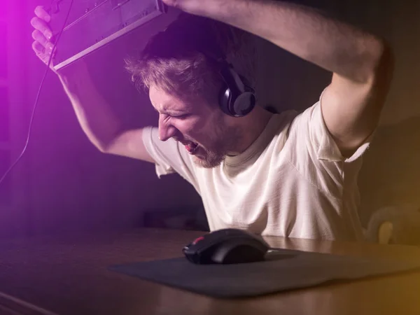 Молодий Божевільний Геймер Розбиває Клавіатуру Граючи Відеоігри Комп Ютері Пізно — стокове фото