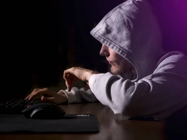 Retrato Homem Encapuzado Digitando Texto Teclado Frente Monitor Tarde Noite — Fotografia de Stock