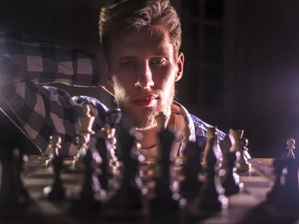 Fiatal Szakállas Sakk Nagymester Gondolkodás Következő Lépés Sötét Szobában — Stock Fotó