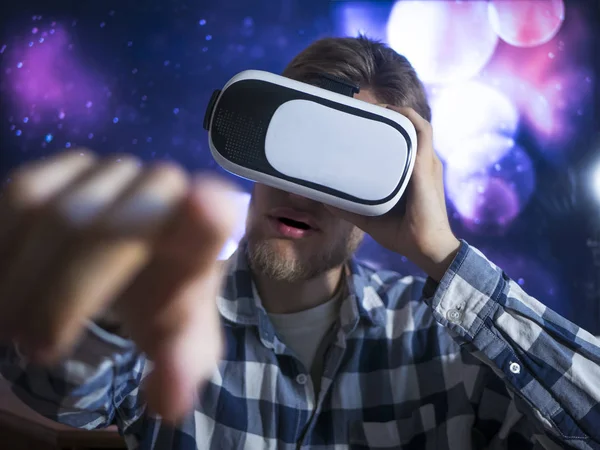 Üzleti Ember Használja Virtuális Valóság Szemüveg Közelről Kézmozdulatok Neon Fények — Stock Fotó