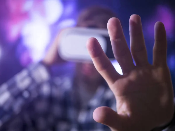 Üzleti Ember Használja Virtuális Valóság Szemüveg Közelről Kézmozdulatok Neon Fények — Stock Fotó