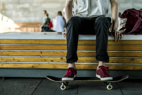 Young Classic Skateboard Rider Close Chilling Street Lifestyle Photo — Stock Photo, Image