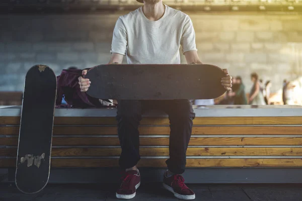 Miejskiej Portret Ulicy Młodych Hipster Siedzieć Ławce Deskorolka — Zdjęcie stockowe