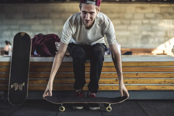 Stadtporträt Eines Jungen Hipsters Der Mit Skateboard Auf Der Bank — Stockfoto