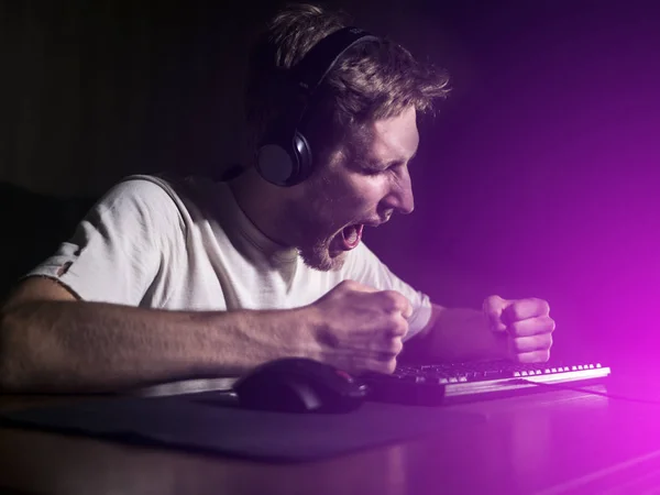 Louco Irritado Jogo Viciado Homem Perfurando Teclado Mesa — Fotografia de Stock