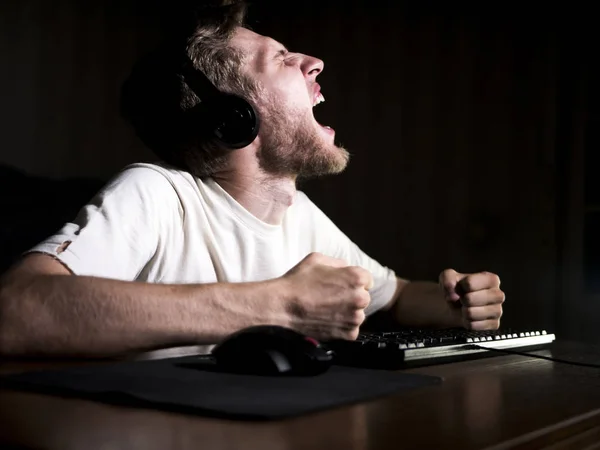 Louco Irritado Jogo Viciado Homem Perfurando Teclado Mesa — Fotografia de Stock