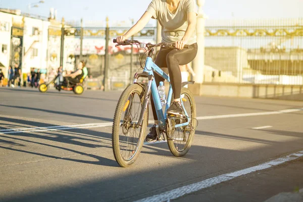 Unrecognizable Caucasian Woman Riding Bicycle Summer Park — Stock Photo, Image