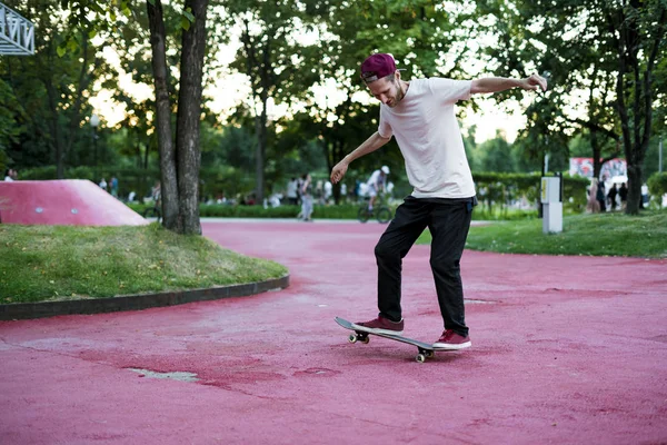 Mężczyzna Skater Robi Szalone Triki Ulicy Park Miejski Letni Dzień — Zdjęcie stockowe