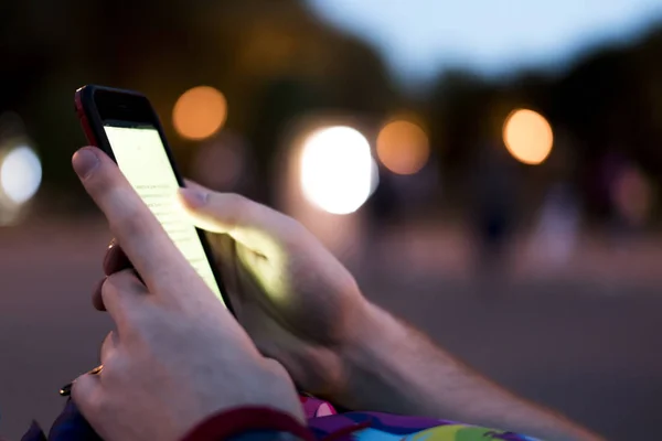 Cerrar Las Manos Persona Sosteniendo Teléfono Leyendo Libro Electrónico Por — Foto de Stock