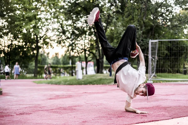 Młody Człowiek Miejskich Subkultura Hip Hop Dance Parku Miejskim — Zdjęcie stockowe