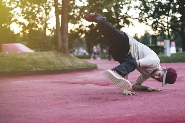 Tancerz Uliczny Młodych Hip Hopu Mieście Podczas Zmroku Robi Zamrażać — Zdjęcie stockowe