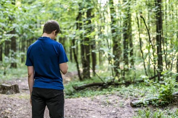 Молодой Человек Голубой Футболке Ходить Смотреть Вокруг Осенний Лес — стоковое фото