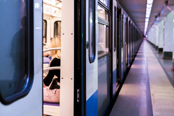 Subway Train Staying Metro Station Doors Open Defocused Background — Stock Photo, Image