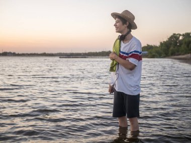 yaz tatil akşamı suda rahat duran genç adam