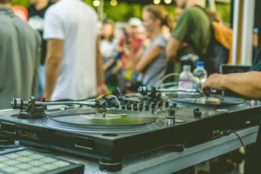 DJ el müzik vibes bir vintage güverte kurulum pikap kullanarak bir yaz plaj partisi üzerinde oynayın.