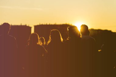 kalabalık insanlar şehirde bir sunet silüeti