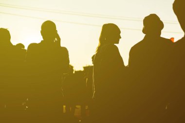 kalabalık insanlar şehirde bir sunet silüeti