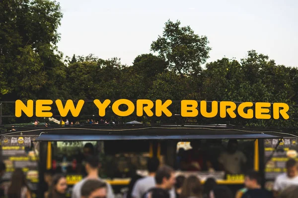 New york burger store outdoors in public — Stock Photo, Image