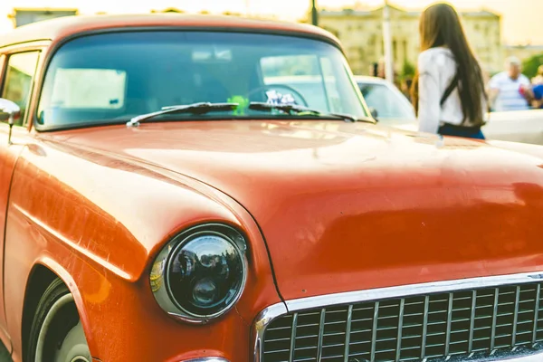 Κλείστε επάνω πλούσια ρετρό αυτοκίνητο σε ένα ηλιοβασίλεμα ένα vintage στυλ — Φωτογραφία Αρχείου
