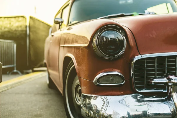 Close up rico carro retro em um pôr do sol um estilo vintage — Fotografia de Stock
