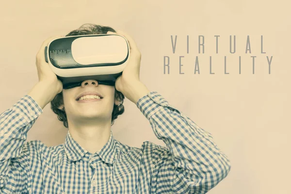 Adolescent heureux sourire garçon jouer en utilisant vr réalité virtuelle lunettes concept isolé avec copie espace d — Photo