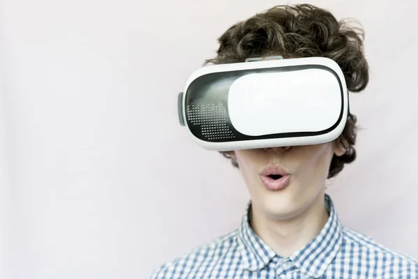 Tini boldog mosolygó fiú játék vr virtuális valóság szemüveg koncepció elszigetelt és másol space d segítségével — Stock Fotó