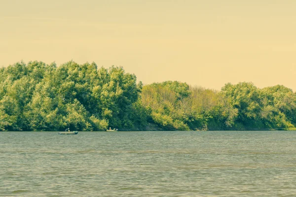 Piccola barca da pesca gonfiabile sul fiume in un giorno di stagione estiva f — Foto Stock